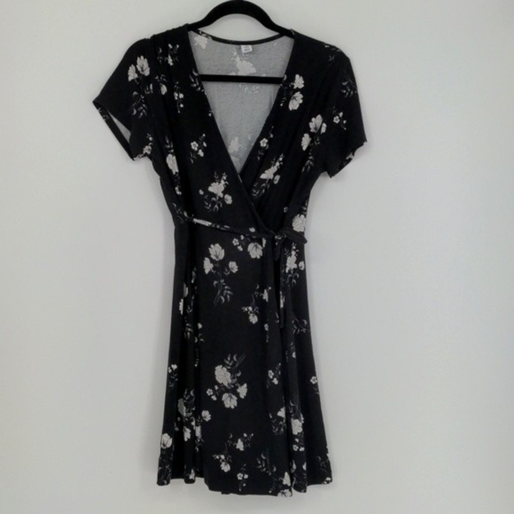Old Navy Women's Wrap Mini Dress Medium‎ Petite Black Floral Short Sleeve